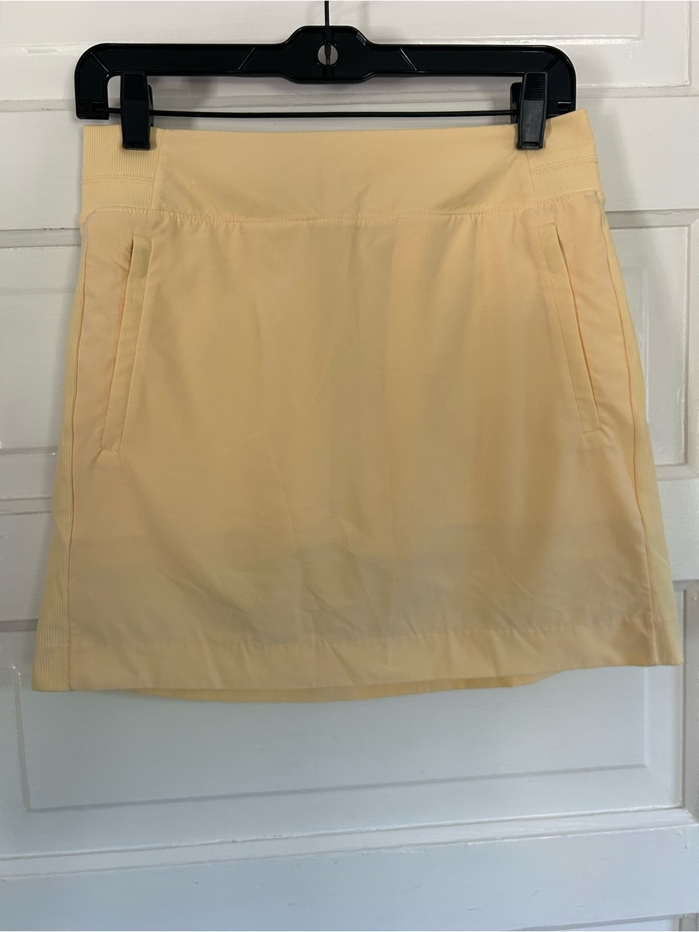 Athleta Adorable Pale Yellow Active Skort with Pockets. Size 6
